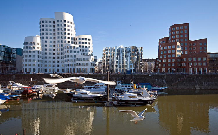 medienhafen-from-http- magazin.seen.de artikel fliessende-formen-rheinufer